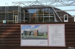 На здании будущего Красноградского ФОКа завершают внешние работы (ФОТО)