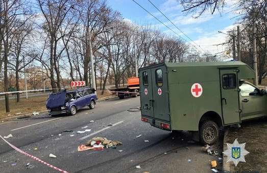 В Харькове военный автомобиль скорой помощи столкнулся с легковушкой, есть пострадавшие (ФОТО)