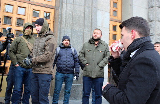Харьковчане пикетировали горсовет из-за холодных батарей