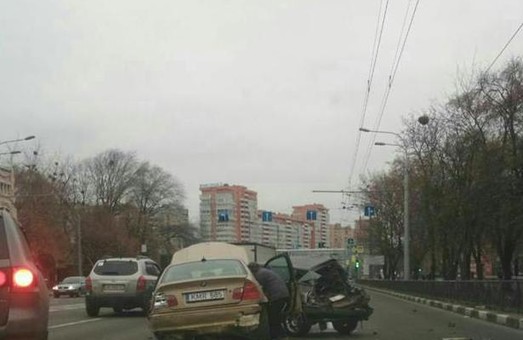 На проспекте Гагарина иномарка врезалась в припаркованный автомобиль
