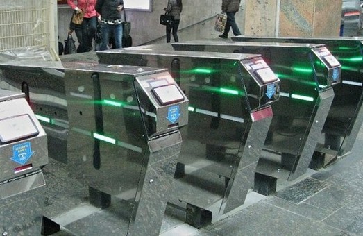 Харьковчане предлагают ввести в метро бесконтактную оплату банковской картой