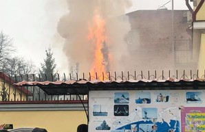 Горят шины и покрышки: Харьковчане требуют разрыва дипломатических отношений с Россией (ФОТО)
