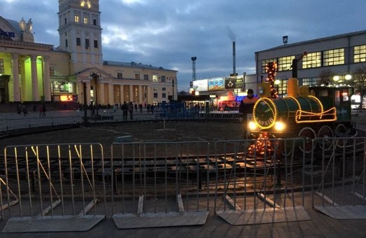 На Привокзальной площади в Харькове начались работы по подготовке к зимним праздникам