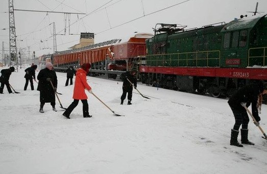 Железнодорожники ЮЖД вышли на уборку снега