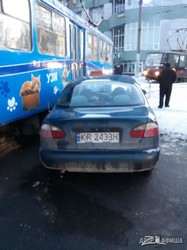 В Харькове иномарка врезалась в трамвай, есть пострадавший (ФОТО)