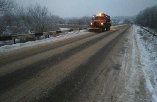 Снег на Харьковщине: на дорогах региона работали 53 единицы техники