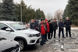 Медикам двух сельских амбулаторий на Харьковщине передали ключи от новых автомобилей