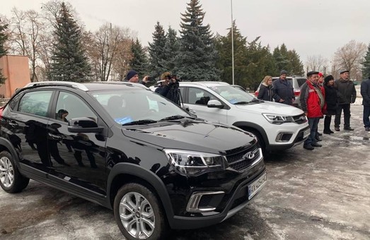 Медикам двух сельских амбулаторий на Харьковщине передали ключи от новых автомобилей