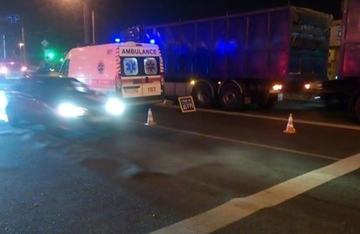 В Харькове под колесами грузовика погиб пешеход