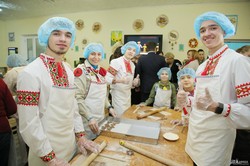 Светличная вместе с детьми испекла праздничное печенье для бойцов на Донбассе (ФОТО)