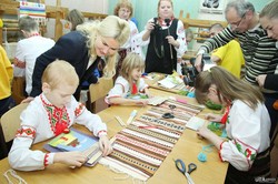 Светличная вместе с детьми испекла праздничное печенье для бойцов на Донбассе (ФОТО)