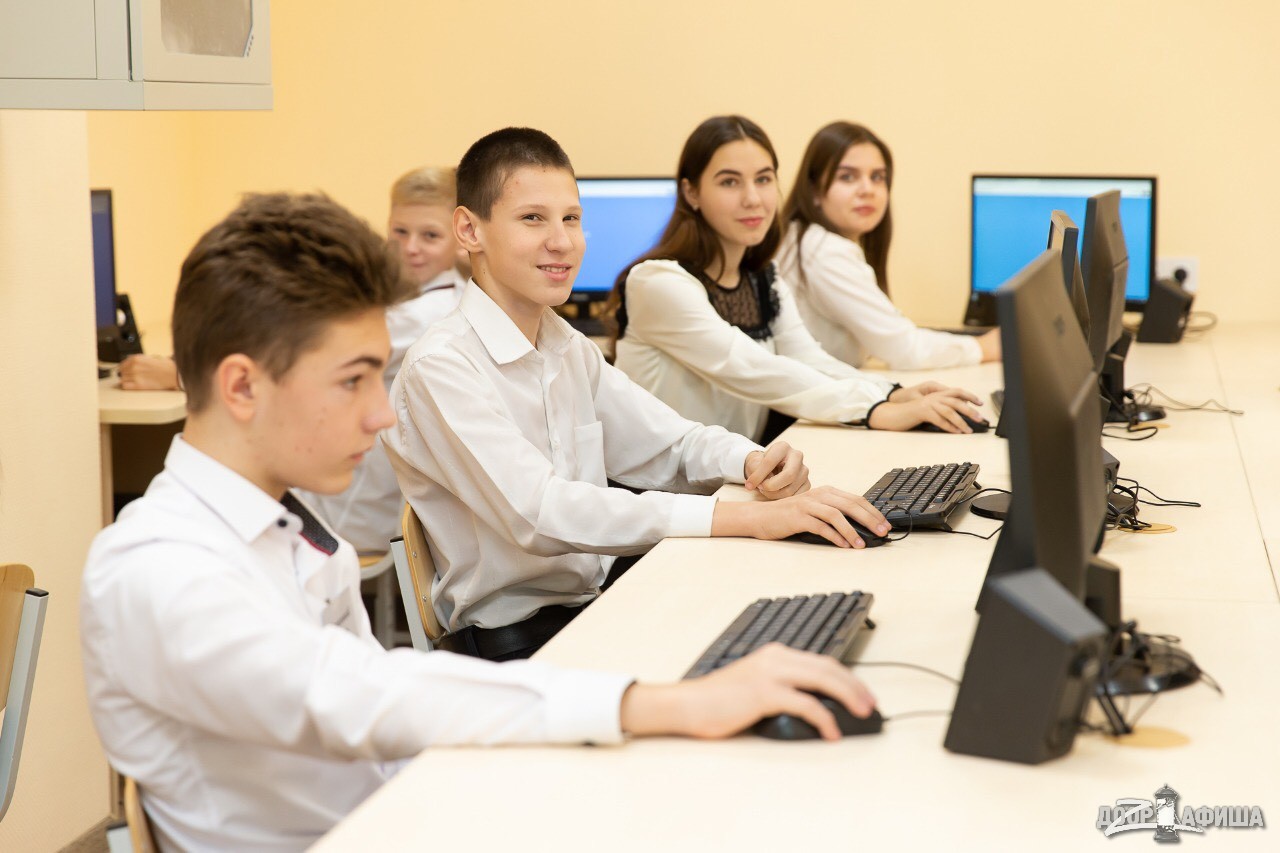 Компьютерный урок в школе. Компьютер в школе. Компьютерный класс в школе. Школьники в компьютерном классе. Современные компьютерные классы.
