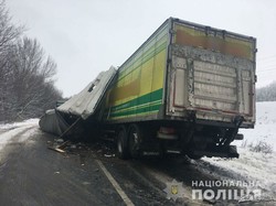 Под Харьковом столкнулись два грузовика: погиб один человек (ФОТО)