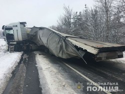 Под Харьковом столкнулись два грузовика: погиб один человек (ФОТО)