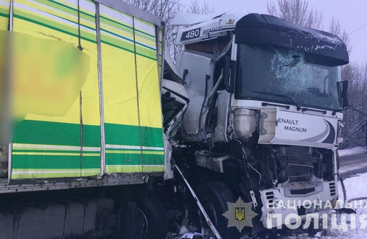 Под Харьковом столкнулись два грузовика: погиб один человек (ФОТО)