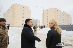 Светличная и Полторак передали командиру 92-й бригады сертификат на два дома с квартирами для военных