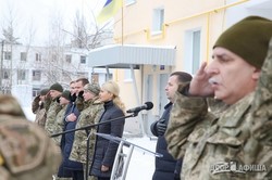 Светличная и Полторак передали командиру 92-й бригады сертификат на два дома с квартирами для военных