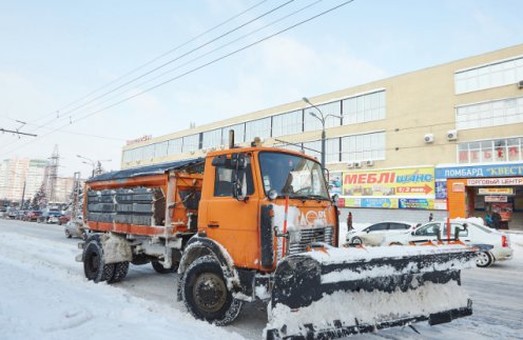 На улицах Харькова работает снегоуборочная техника