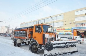 На улицах Харькова работает снегоуборочная техника