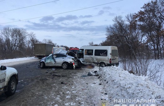 Под Харьковом маршрутка столкнулась с иномаркой: есть погибшие и раненые (ФОТО)