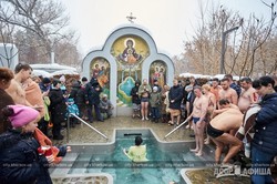 Харьковчане на Крещение окунулись в ледяную воду (ФОТО)