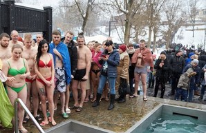 Харьковчане на Крещение окунулись в ледяную воду 