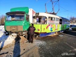 В Харькове фура врезалась в трамвай, есть пострадавшие (ФОТО)