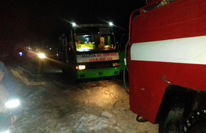 Харьковские спасатели освободили из снежного плена троллейбус, пассажирский автобус, и две легковушки (ФОТО)