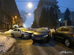 В центре Харькова столкнулись три иномарки, пострадал один человек (ФОТО)