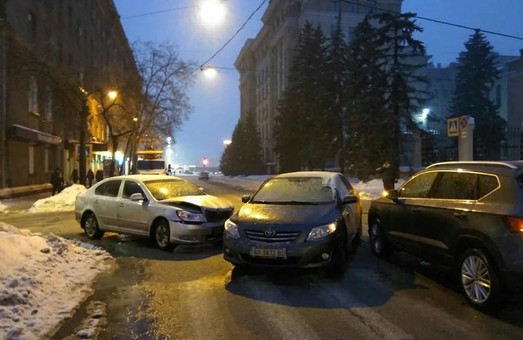 В центре Харькова столкнулись три иномарки, пострадал один человек (ФОТО)