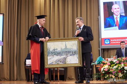 Ярославский в мантии: лучший университет Украины отметил заслуги «архитектора Евро-2012»