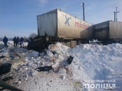 Под Харьковом поезд протаранил фуру, есть пострадавший (ФОТО)
