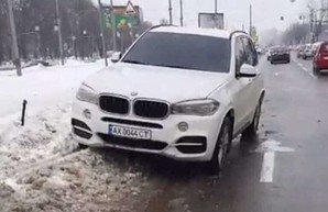 Ехал по встречке и врезался в сугроб: в Харькове полиция задержала пьяного водителя