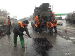 Продолжается аварийный ямочный ремонт на трассах Харьковщины (ФОТО, ВИДЕО)