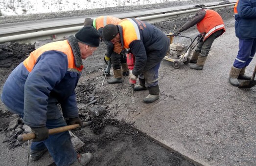 Продолжается аварийный ямочный ремонт на трассах Харьковщины (ФОТО, ВИДЕО)