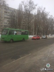 В Харькове маршрутка столкнулась с припаркованной иномаркой (ФОТО)