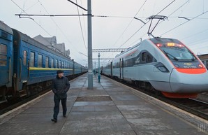 Скорый пассажирский поезд Киев - Лисичанск будет курсировать чаще