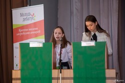В национальном финале проекта «Молодь дебатує» в Харькове школьницы решали, нужны ли Украине электронные выборы