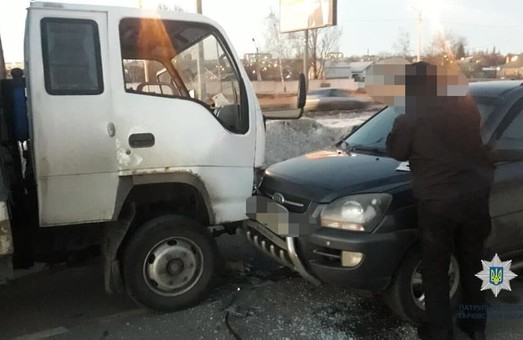 В Харькове грузовик толкнулся с легковушкой, есть пострадавшие (ФОТО)