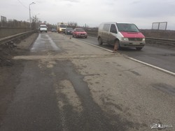 Продолжается аварийный ямочный ремонт на трассах Харьковщины (ФОТО)