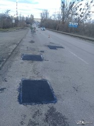 Дорожники Харьковщины продолжают латать ямы на трассах региона (ФОТО)