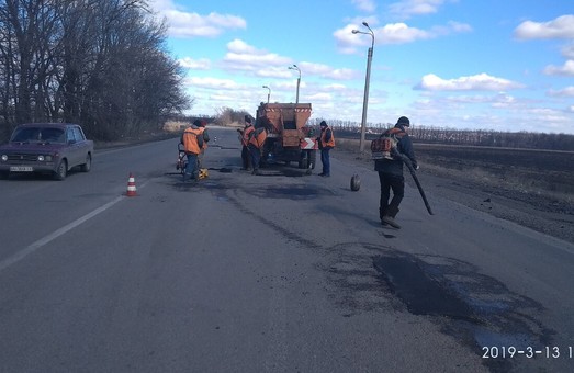 Дорожники Харьковщины продолжают латать ямы на трассах региона (ФОТО)