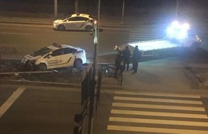В Харькове полицейский Prius снес светофор (ФОТО)