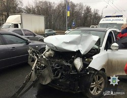 На Сумской иномарка столкнулась с грузовиком, есть пострадавший (ФОТО)