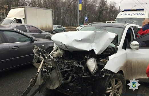 На Сумской иномарка столкнулась с грузовиком, есть пострадавший (ФОТО)