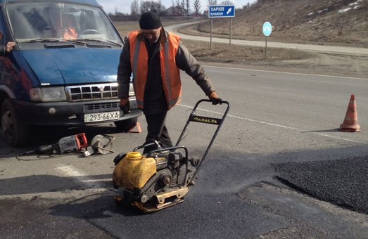 Ямочный ремонт дорог на Харьковщине: Ежедневно работают не менее 40 бригад ремонтников