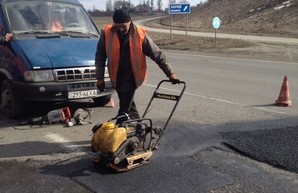 Ямочный ремонт дорог на Харьковщине: Ежедневно работают не менее 40 бригад ремонтников