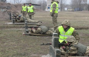 Под Харьковом прошли занятия с бойцами территориальной обороны (ФОТО)