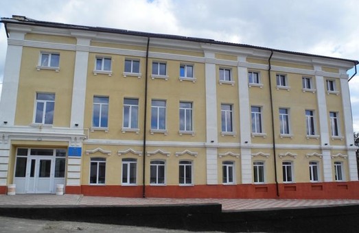 В Купянске продолжают ремонтировать здание районного Дома культуры