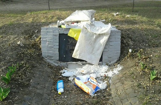 В центре Харькова памятный знак УПА засыпали мусором (ФОТО)